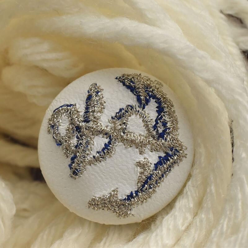 銀のアンカーボタン刺繍ブローチ/29