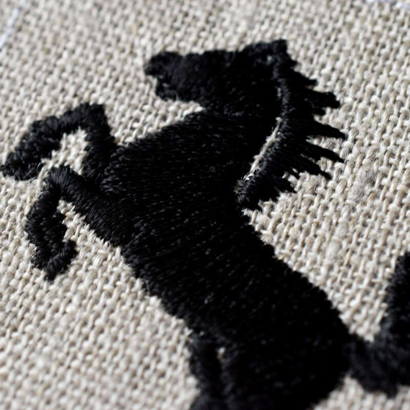 黒い馬紋の刺繍図案黒アップ