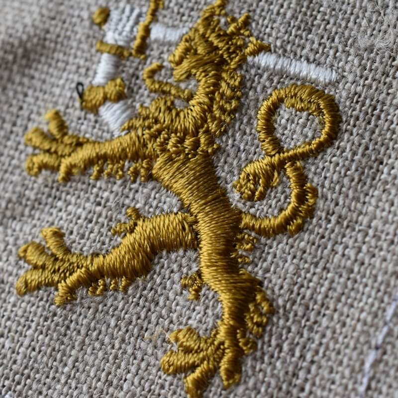 フィンランドの金のライオン紋の刺繍図案ななめ