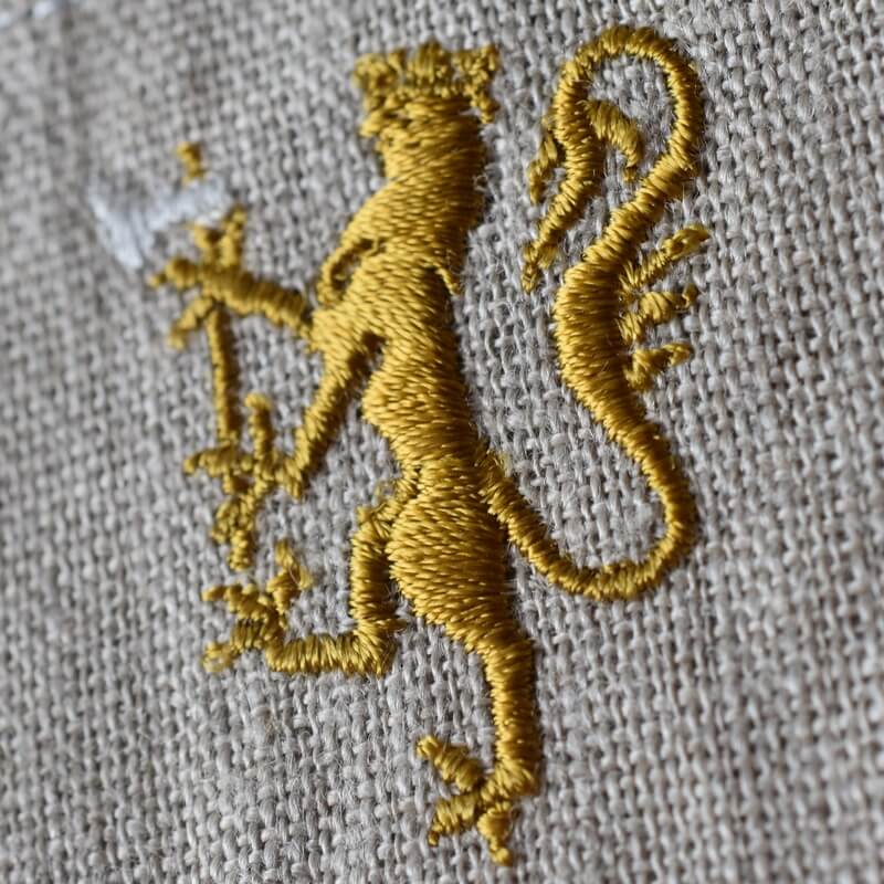 紋章_紋_ノルウェーの金のライオン(golden lion)の刺繍図案黄ななめ