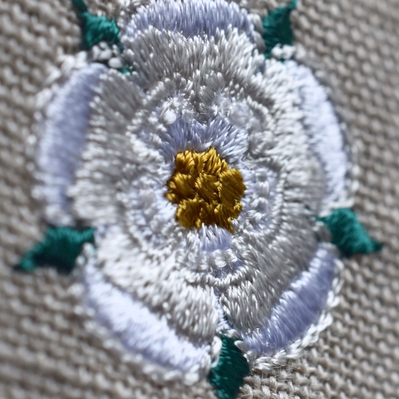 紋章白薔薇Tudorroseの刺繍図案ななめアップ