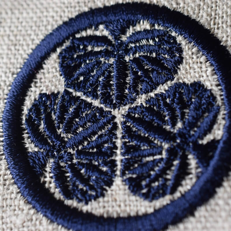 丸に三つ葵の刺繍図案アップ青