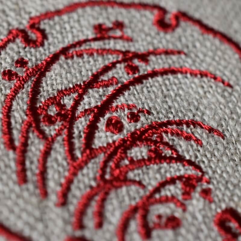 雪輪に薄の刺繍図案赤