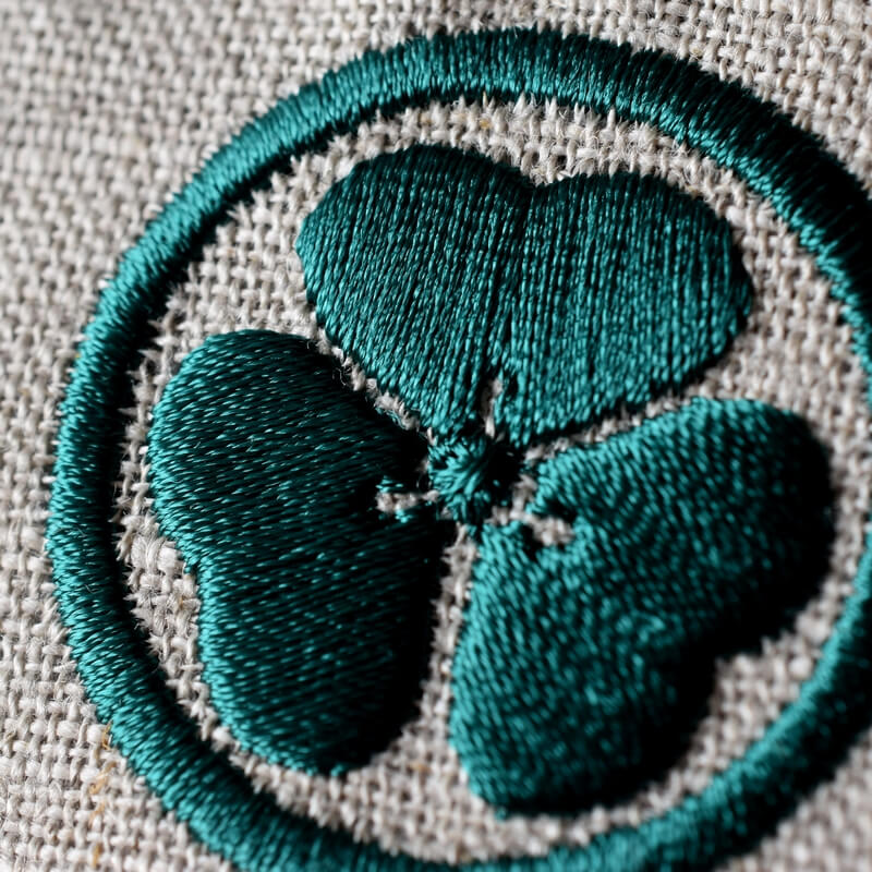 丸に片喰の刺繍図案