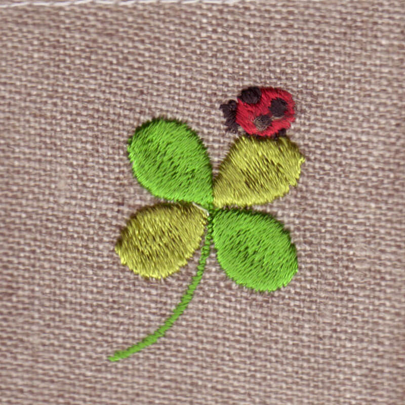 てんとう虫と四つ葉のクローバー 幸せを運ぶ虫 刺繍図案デザイン Mimi刺繍 東京 吉祥寺の小さな刺繍屋さん