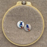 カラフル羽毛の鳥[青いオウム_parrot]刺繍のくるみボタン・ピン | mimi