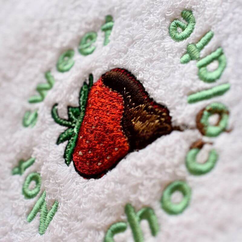 苺チョコの刺繍タオルななめのアップ