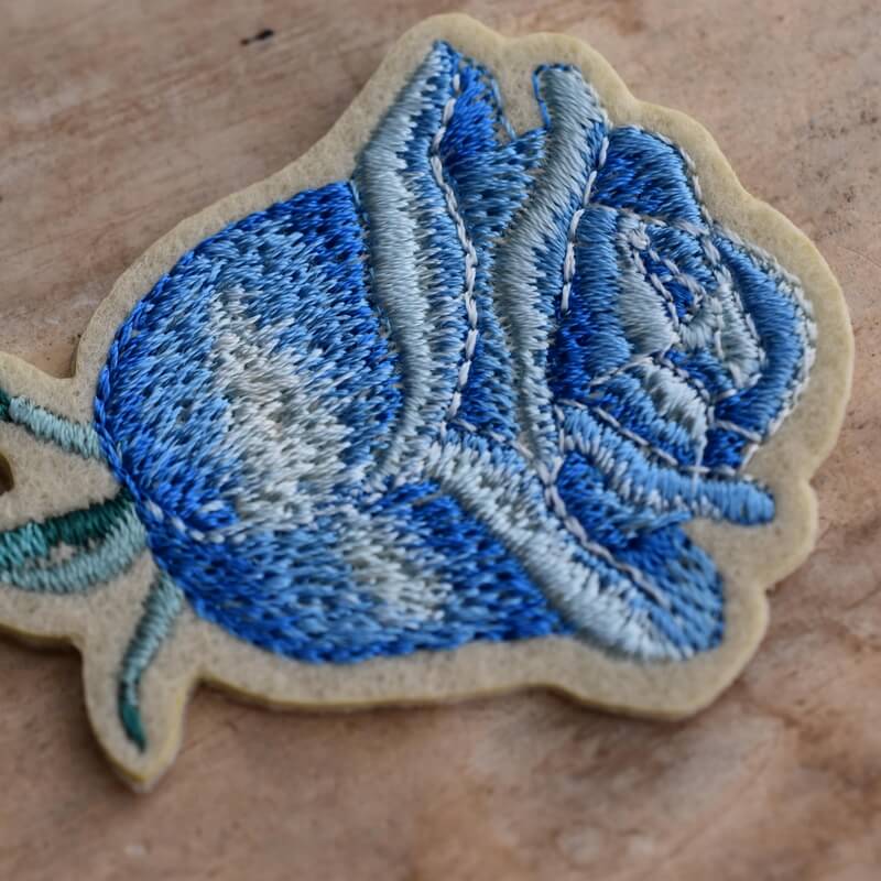 一輪花刺繍青いバラアップ