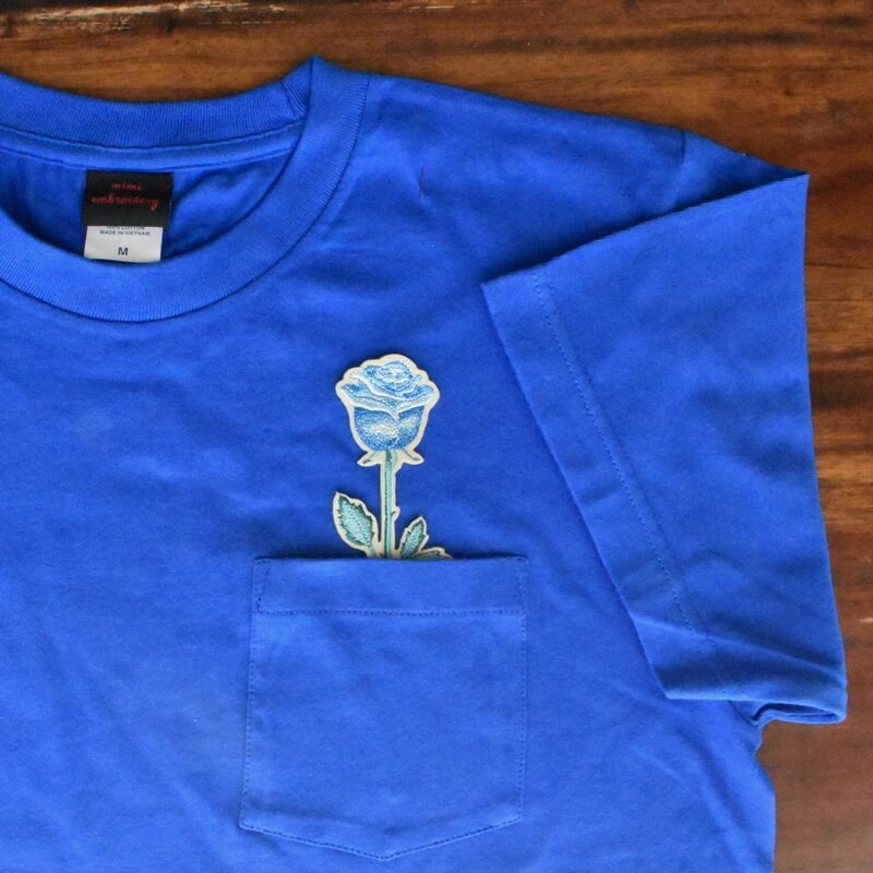 一輪花刺繍青いバラTシャツ