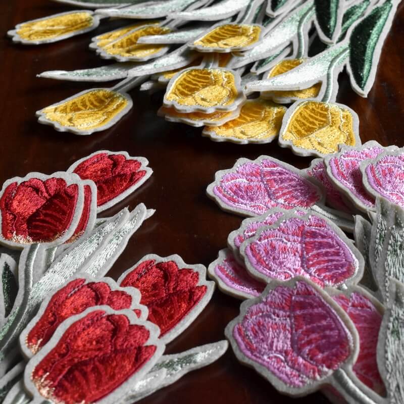 チューリップ刺繍の花束アップ
