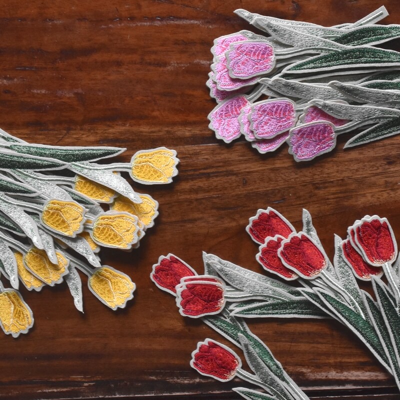 チューリップ刺繍の花束