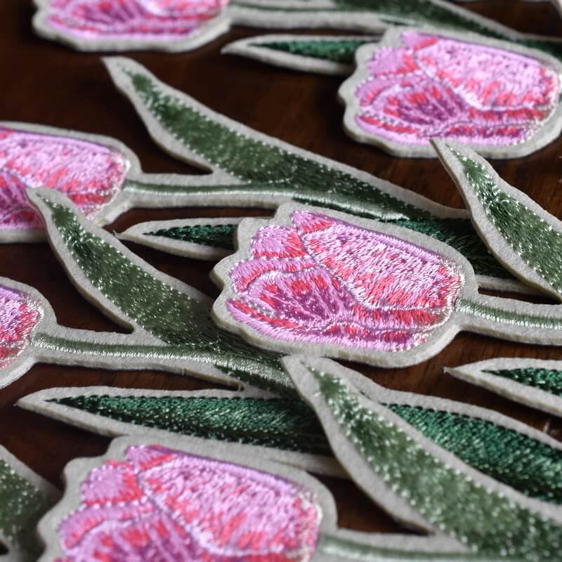 ピンクのチューリップ刺繍の花アップ