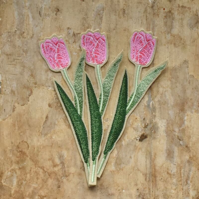 ピンクのチューリップ刺繍の花3本