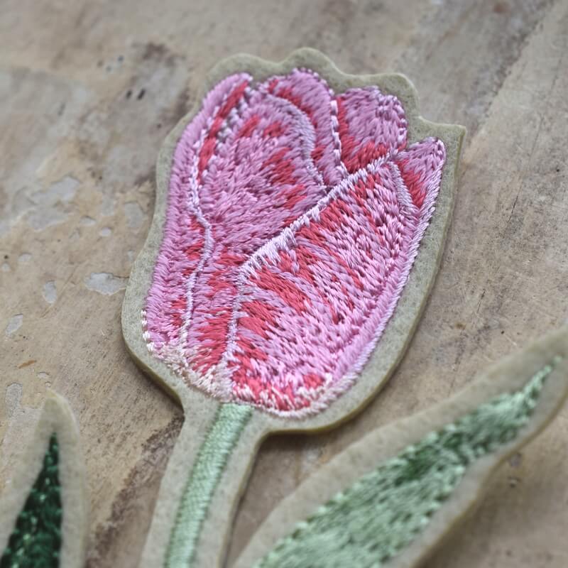 ピンクのチューリップ刺繍の花