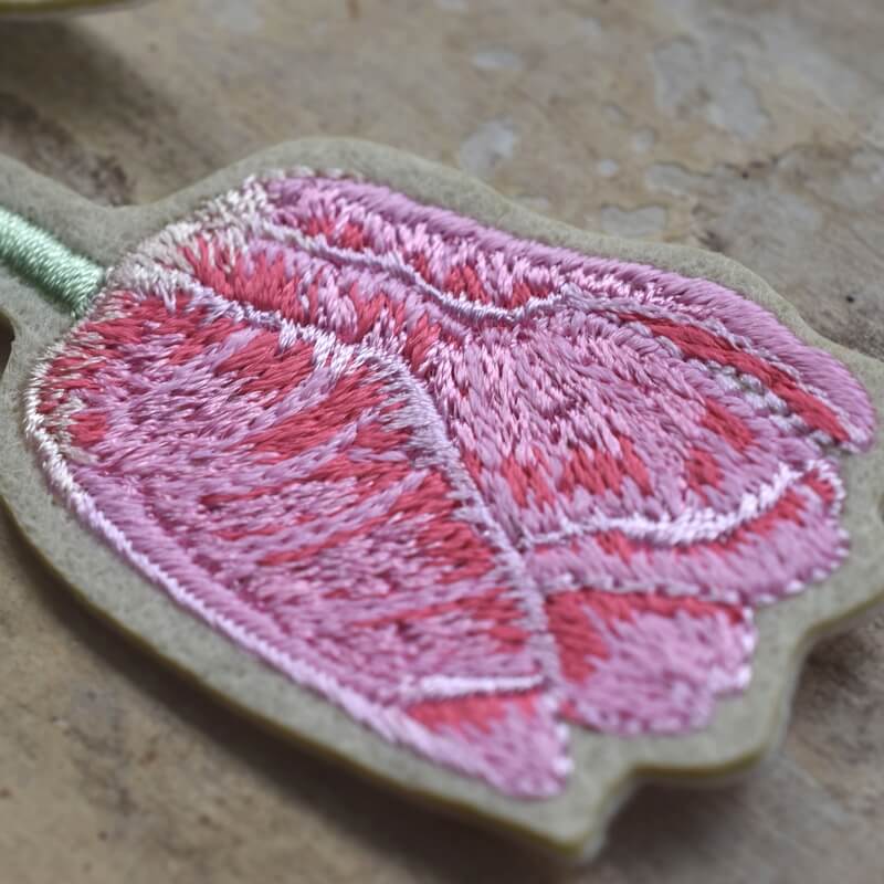 ピンクのチューリップ刺繍の花