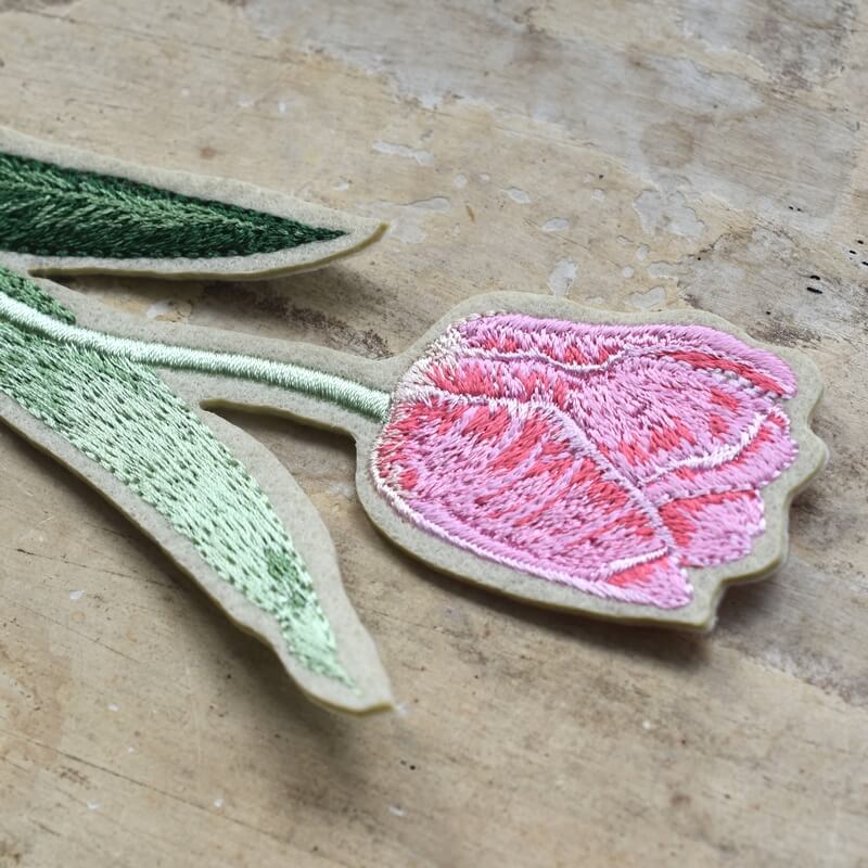 ピンクのチューリップ刺繍の花