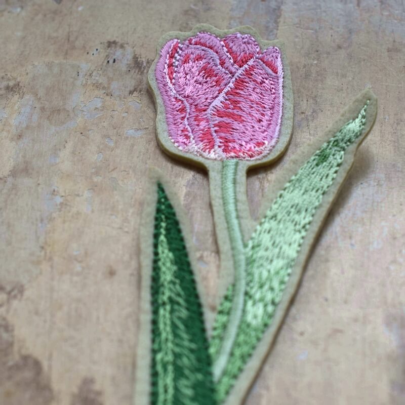 ピンクのチューリップ刺繍の花