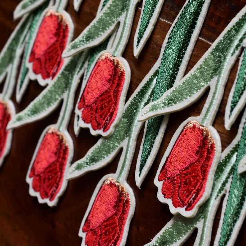 赤いチューリップ刺繍の花束