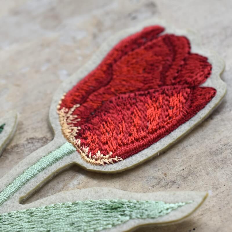 赤いチューリップ刺繍の花アップ