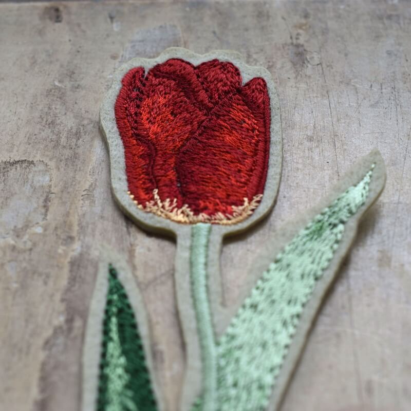 赤いチューリップ刺繍の花