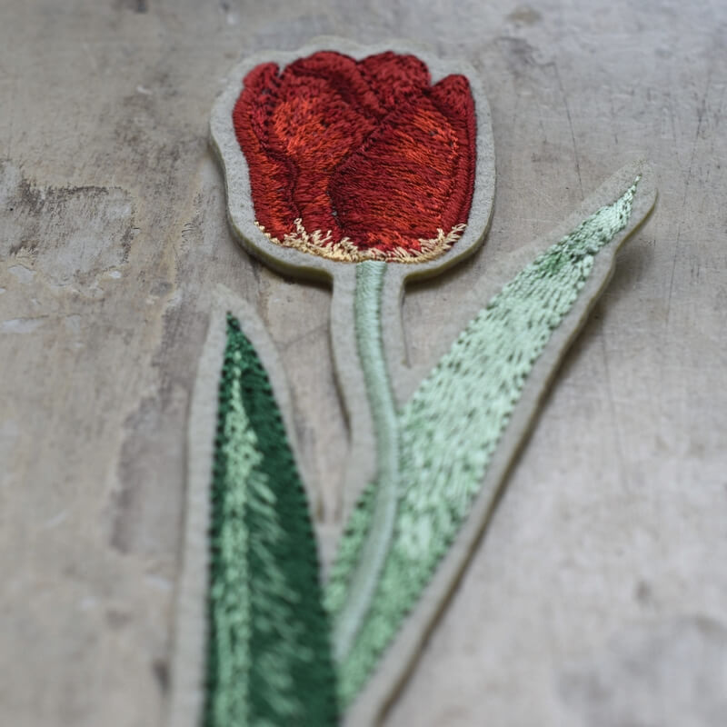 赤いチューリップ刺繍の花下から