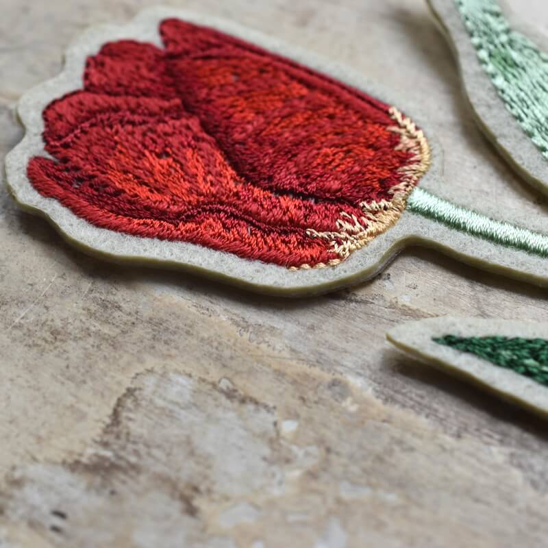 赤いチューリップ刺繍の花