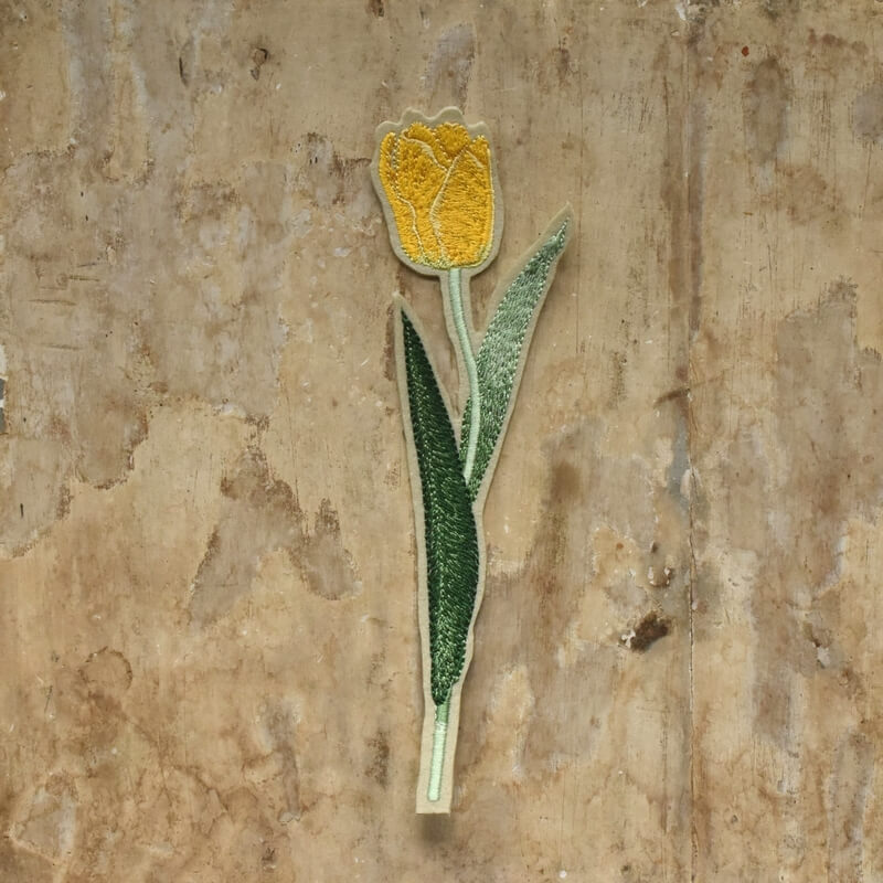 黄色のチューリップ刺繍の花
