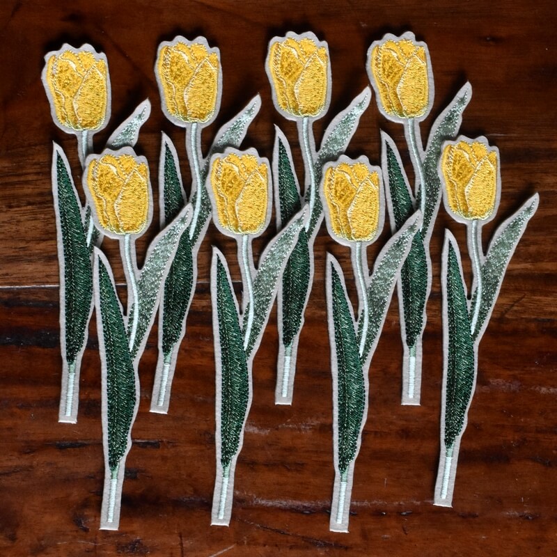 黄色のチューリップ刺繍の花