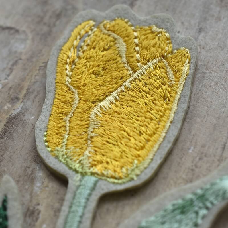 黄色のチューリップ刺繍の花