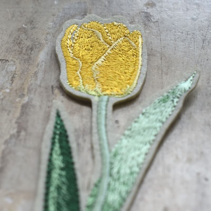 黄色のチューリップ刺繍の花