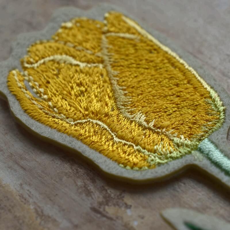 黄色のチューリップ刺繍の花