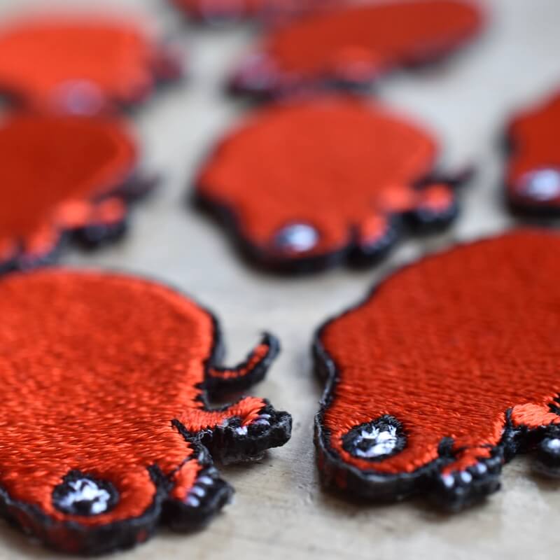 赤い妖怪大化刺繍ワッペンアップ