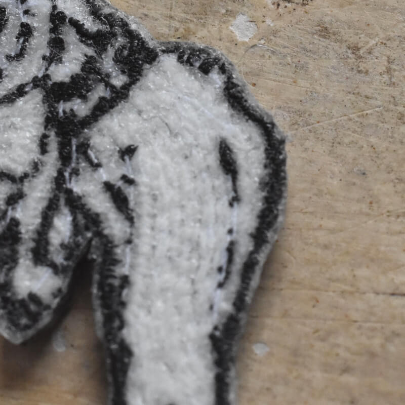置いてけぼり妖怪蓄光糸刺繍ワッペン裏