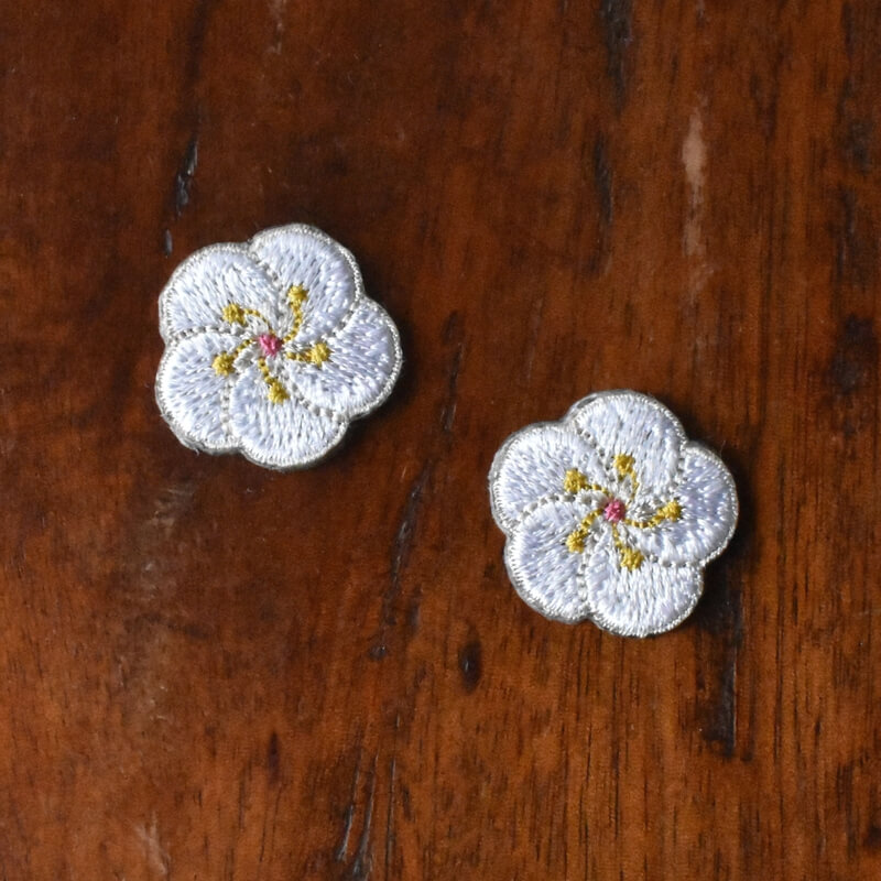 梅の花刺繍ワッペン白