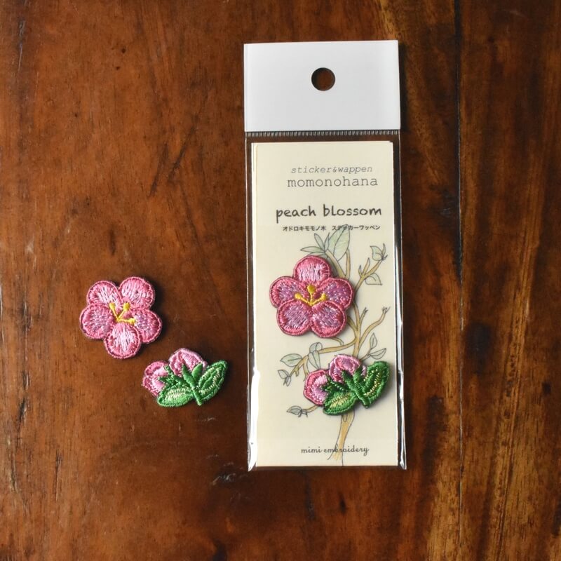 桃の花刺繍ワッペン台紙花と蕾