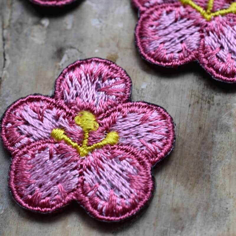 桃の花刺繍ワッペンアップ