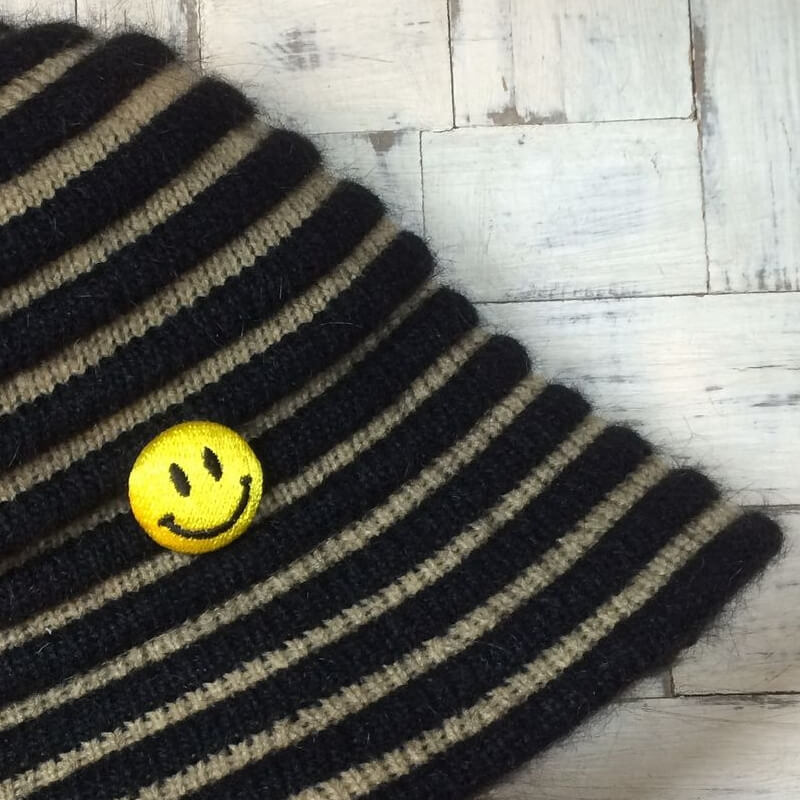 ニコちゃんマーク刺繍のくるみボタン