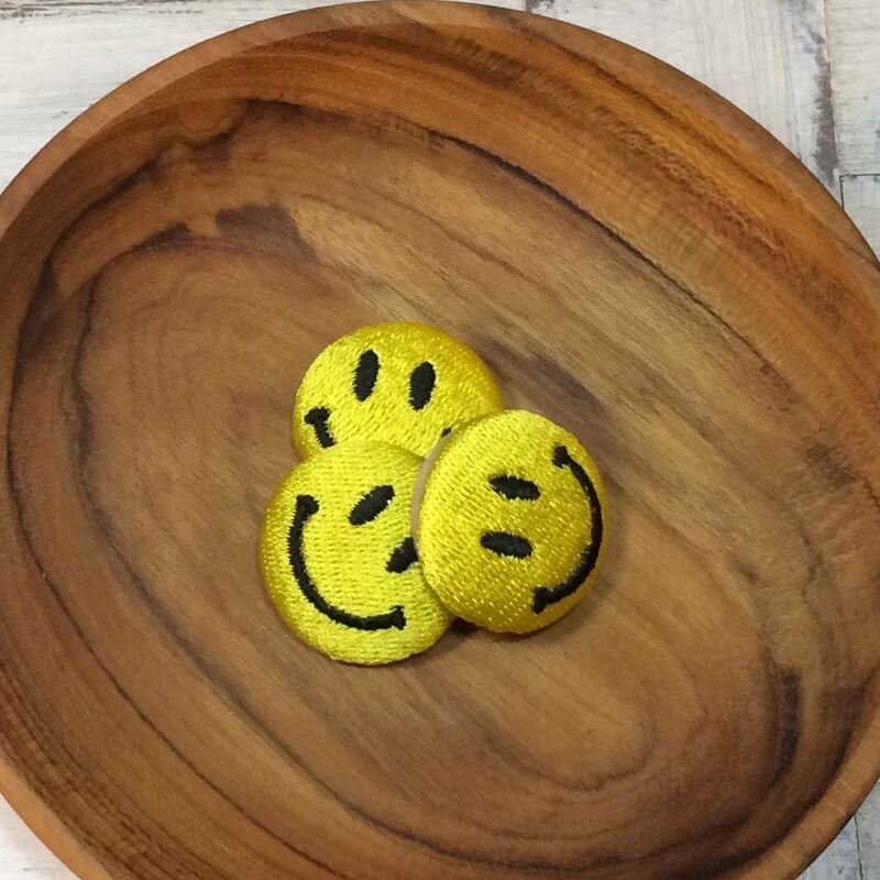 ニコちゃんマーク刺繍のくるみボタン