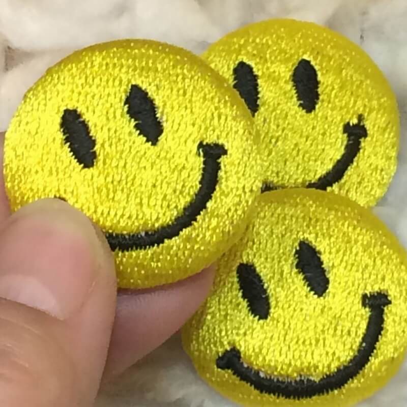 ニコちゃんマーク刺繍のくるみボタン