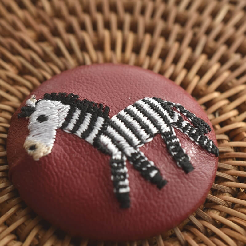 シマウマくるみボタン刺繍ブローチ/38