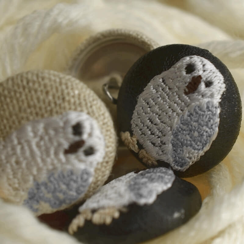白フクロウくるみボタン刺繍ブローチ/22