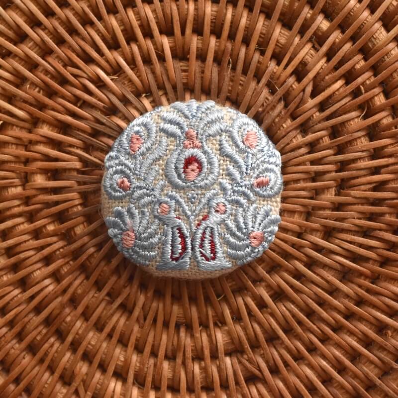 ハンガリー孔雀くるみボタンブルー刺繍ブローチ/29