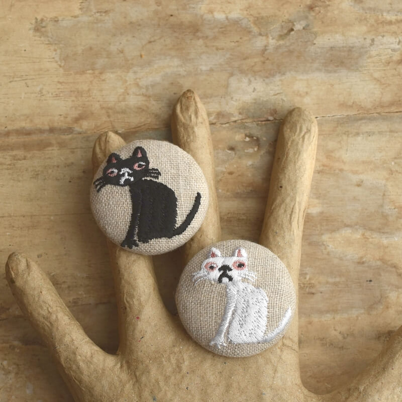 桃色猫へのじくるみボタン刺繍ブローチ/38