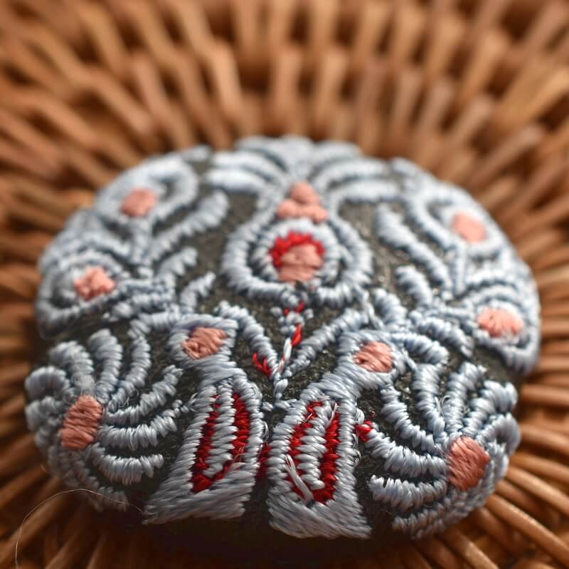 ハンガリー孔雀くるみボタンブルー刺繍ブローチ/29