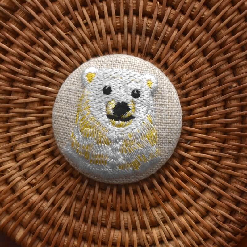 白熊イエローくるみボタン刺繍ブローチ/38