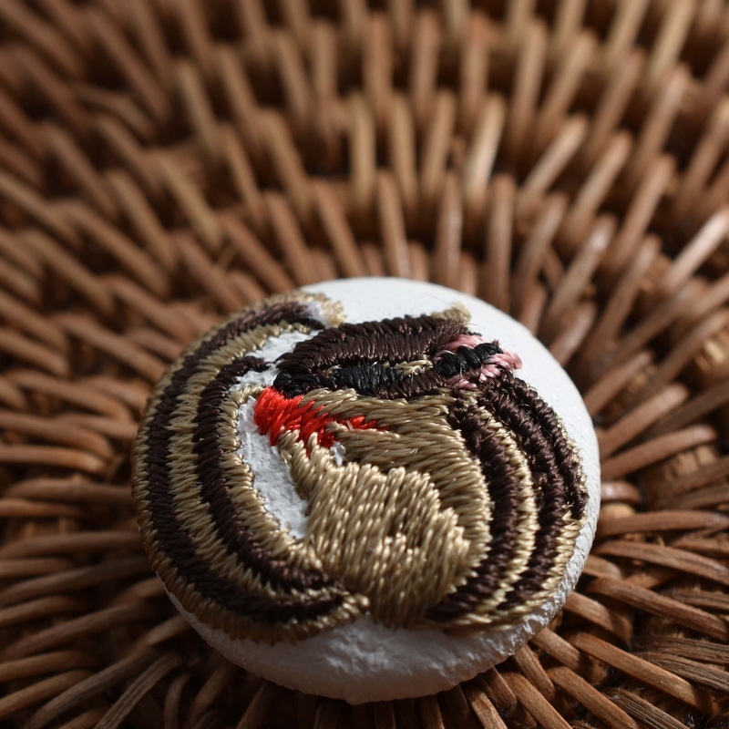 りすくるみボタン刺繍ブローチ/22