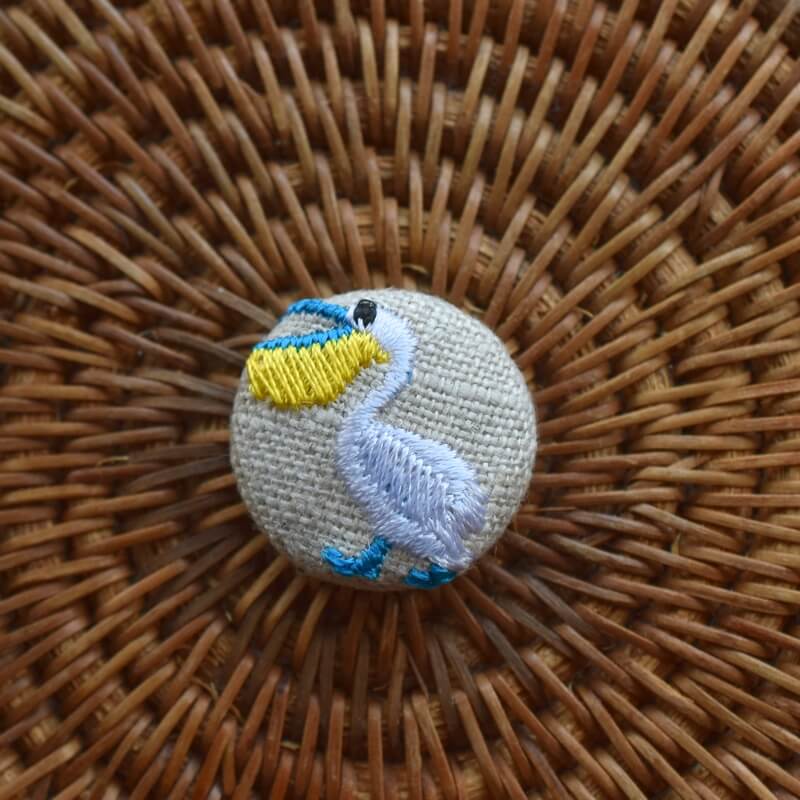 ペリカン･くるみボタン刺繍