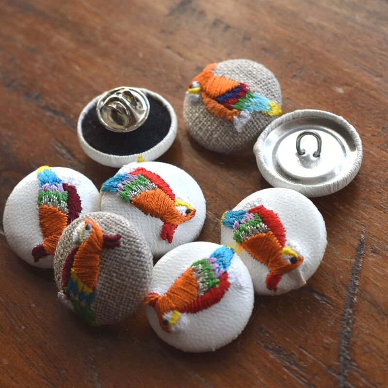 オレンジオウム･くるみボタン刺繍ブローチ/22