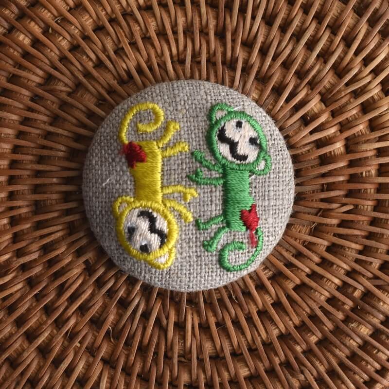 おさるダンスくるみボタン刺繍ブローチ/38