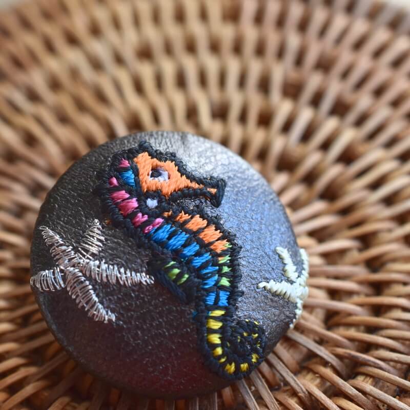 タツノオトシゴヒトデくるみボタン刺繍ブローチ/29